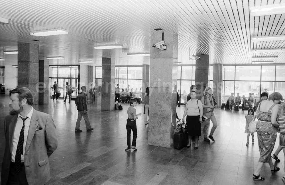 GDR picture archive: Schönefeld - Traveller in the foyer in the railway station airport Berlin-Schoenefeld in Schoenefeld in the federal state Brandenburg in the area of the former GDR, German democratic republic