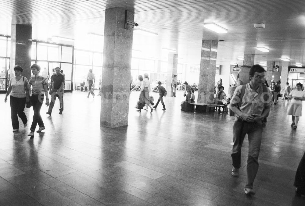 GDR image archive: Schönefeld - Traveller in the foyer in the railway station airport Berlin-Schoenefeld in Schoenefeld in the federal state Brandenburg in the area of the former GDR, German democratic republic