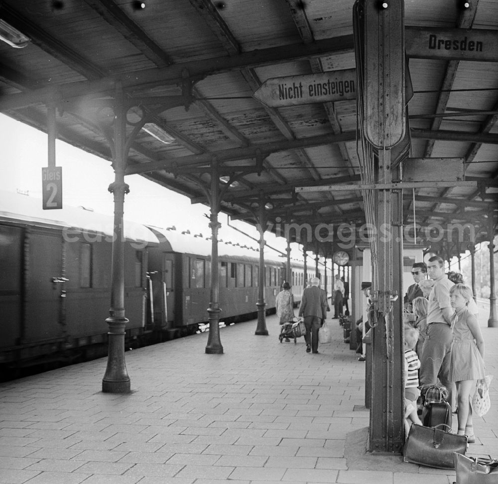 GDR photo archive: Berlin - Travellers with luggage on arrival/departure at Schoeneweide station in Berlin, the former capital of the GDR, German Democratic Republic