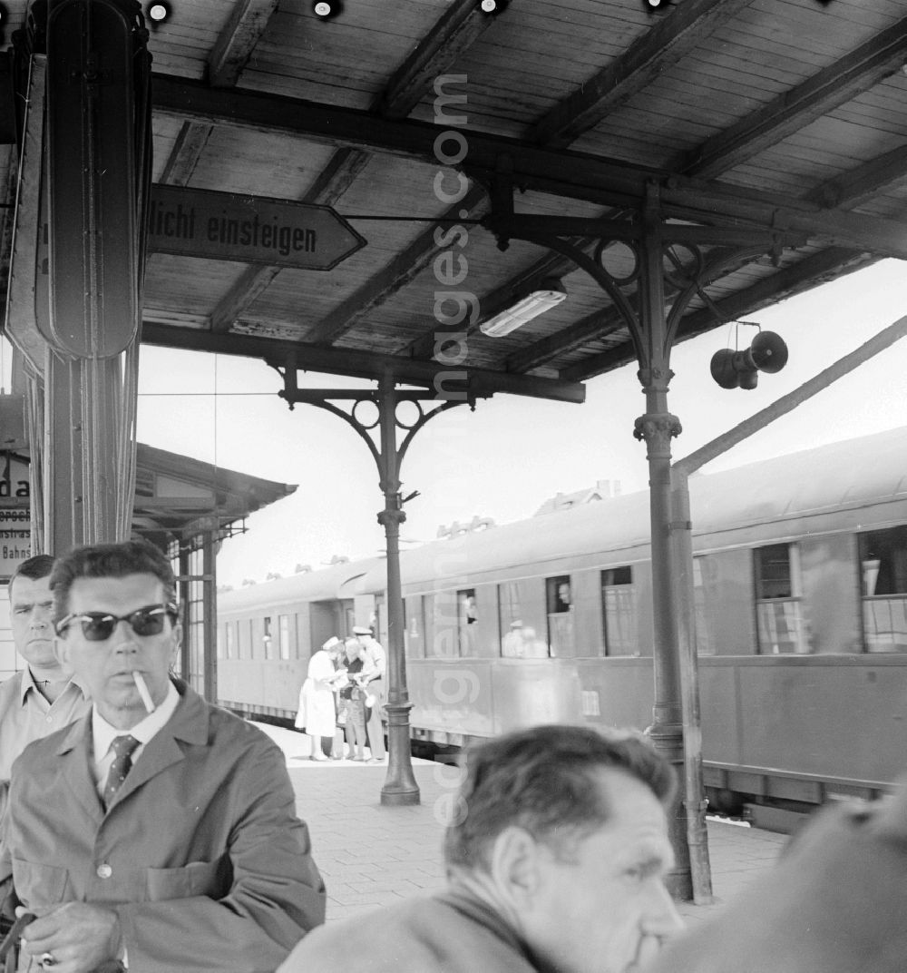 GDR picture archive: Berlin - Travellers with luggage on arrival/departure at Schoeneweide station in Berlin, the former capital of the GDR, German Democratic Republic