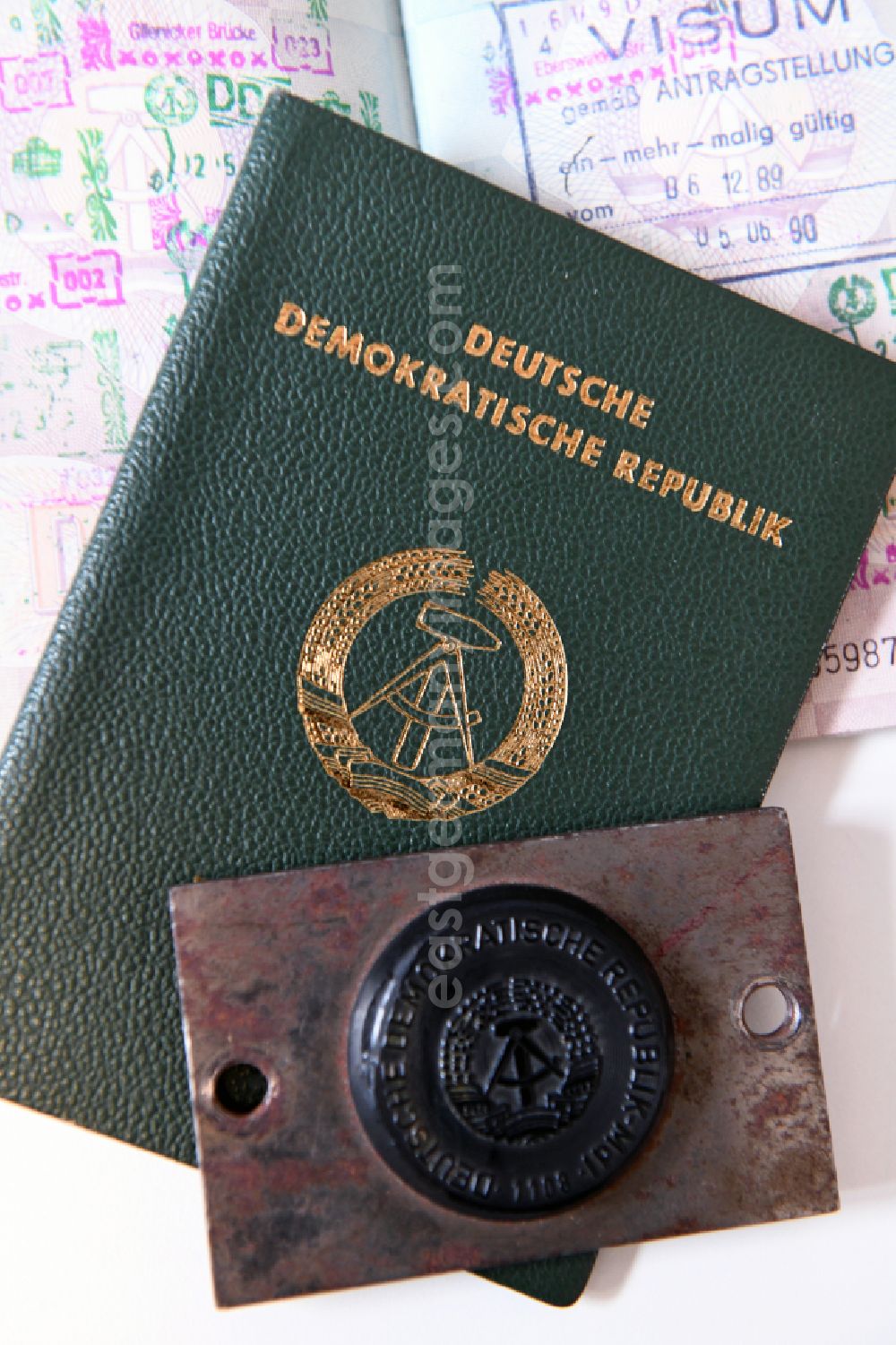 GDR picture archive: Berlin - A passport of the German Democratic Republic and a seal of the Ministry of the Interior (MDI) from the GDR