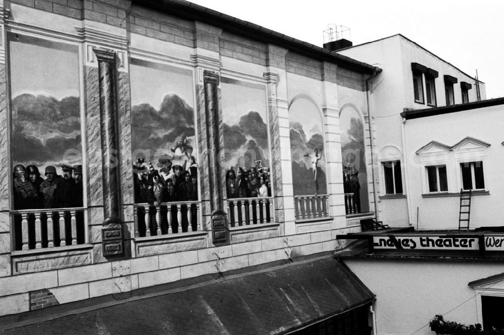 GDR picture archive: unbekannt - Rekoarbeiten Fassade Neues Theater 19.07.9