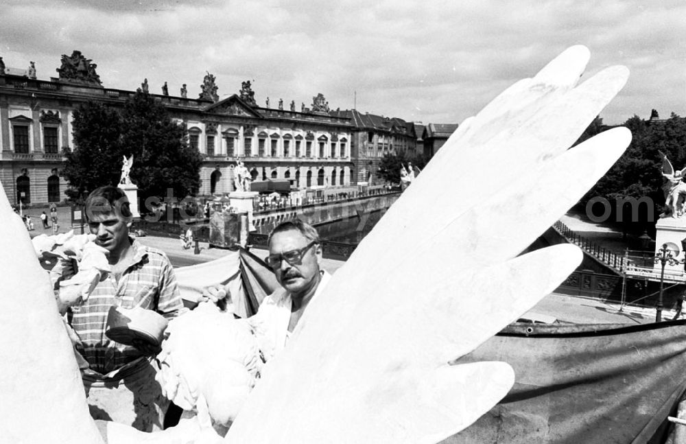GDR photo archive: Berlin-Mitte - Rekonstruktion und Veränderung derr Schinkelschen Schloßbrückenfiguren auf der M.-Engels-Brücke 13.