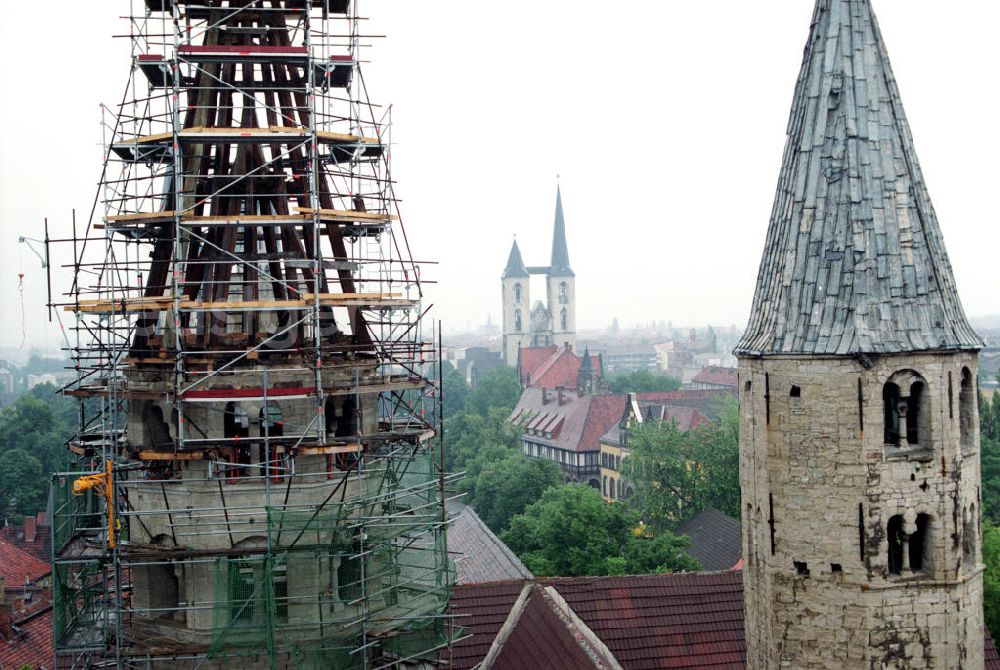 Halberstadt: Im Bild der eingerüstete, nördliche Turm der beiden Osttürme. Die Liebfrauenkirche ist die einzige viertürmige romanische Basilika Mitteldeutschlands. 2005 beging sie ihre 100