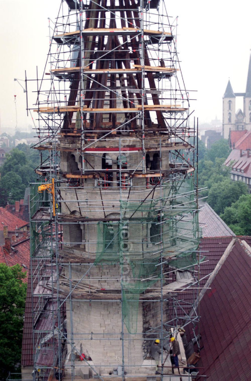 GDR image archive: Halberstadt - Im Bild der eingerüstete, nördliche Turm der beiden Osttürme. Die Liebfrauenkirche ist die einzige viertürmige romanische Basilika Mitteldeutschlands. 2005 beging sie ihre 100