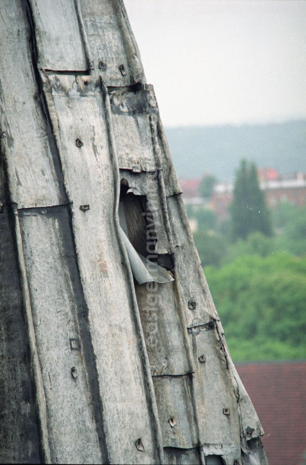 GDR image archive: Halberstadt - Arbeiten am nördlichen Turm der beiden Osttürme der Liebfrauenkirche. Die Liebfrauenkirche ist die einzige viertürmige romanische Basilika Mitteldeutschlands. 2005 beging sie ihre 100