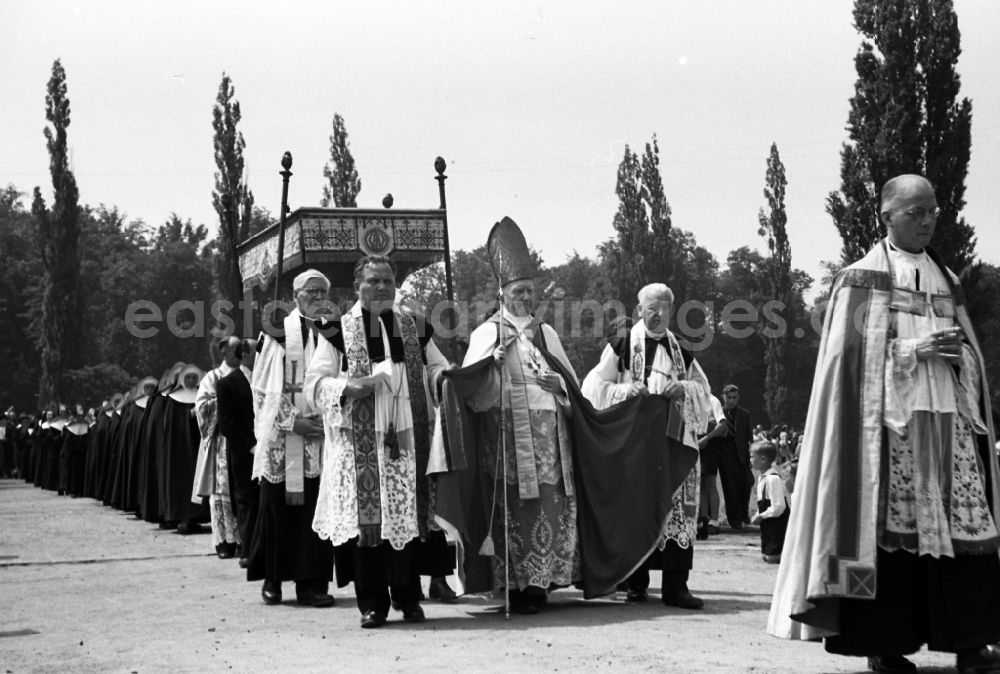 GDR picture archive: Dresden - Event Fronleichnamsprozession in park Grosser Garten as a declaration of belief in the practice of religion in the district Altstadt in Dresden in the state Saxony on the territory of the former GDR, German Democratic Republic