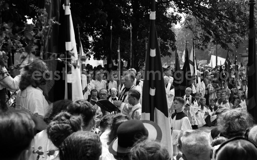 GDR photo archive: Dresden - Event Fronleichnamsprozession in park Grosser Garten as a declaration of belief in the practice of religion in the district Altstadt in Dresden in the state Saxony on the territory of the former GDR, German Democratic Republic