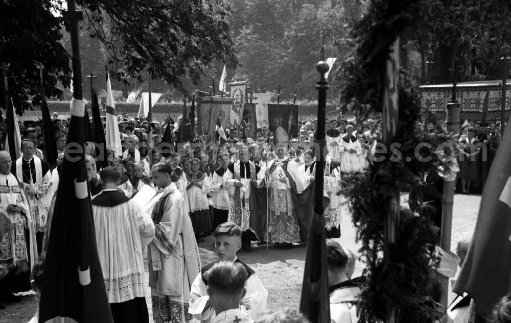 GDR picture archive: Dresden - Event Fronleichnamsprozession in park Grosser Garten as a declaration of belief in the practice of religion in the district Altstadt in Dresden in the state Saxony on the territory of the former GDR, German Democratic Republic