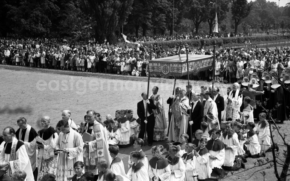 Dresden: Event Fronleichnamsprozession in park Grosser Garten as a declaration of belief in the practice of religion in the district Altstadt in Dresden in the state Saxony on the territory of the former GDR, German Democratic Republic