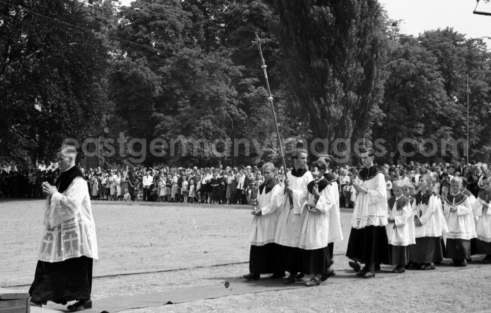GDR image archive: Dresden - Event Fronleichnamsprozession in park Grosser Garten as a declaration of belief in the practice of religion in the district Altstadt in Dresden in the state Saxony on the territory of the former GDR, German Democratic Republic
