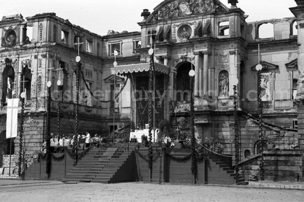 GDR image archive: Dresden - Event Corpus Christi Procession in front of the Summer Palace in the Park Grosser Garten as a declaration of belief in the practice of religion in the district Altstadt in Dresden in the state Saxony on the territory of the former GDR, German Democratic Republic