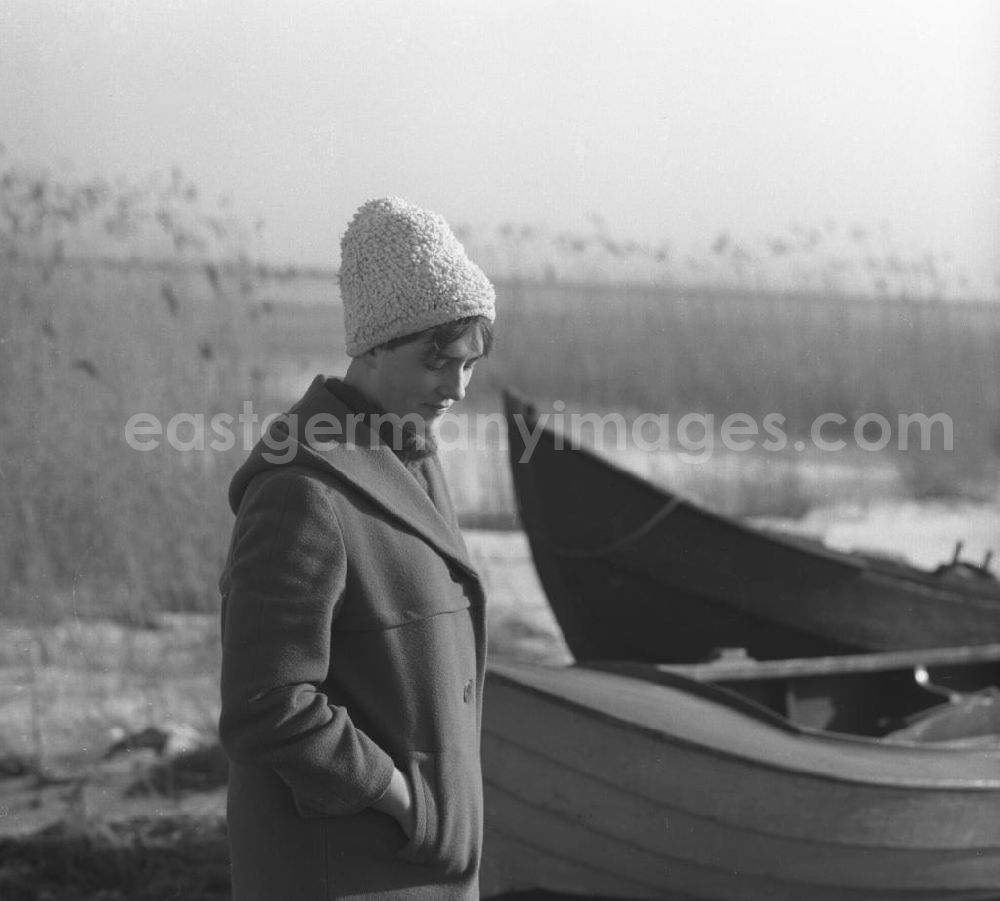 GDR photo archive: Ahrenshoop - Renate Krull am Strand von Ahrenshoop, 1960. Renate Krull studierte Anfang der 195