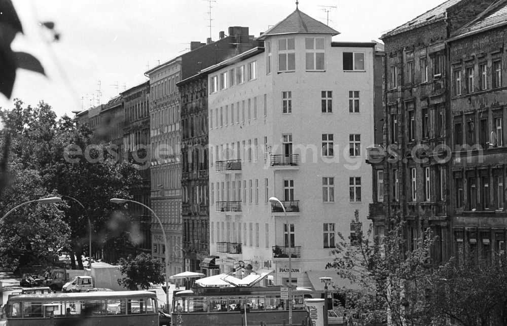GDR picture archive: Berlin / Prenzlauer Berg - renovierte Altbauten in Prenzlauer Berg 29.07.92 Lange Umschlag 1
