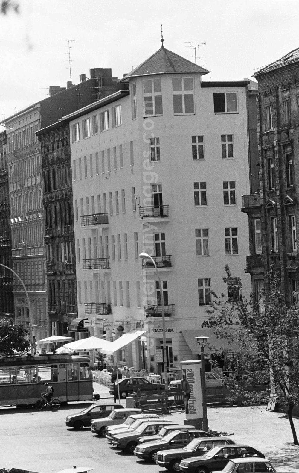 GDR image archive: Berlin / Prenzlauer Berg - renovierte Altbauten in Prenzlauer Berg 29.07.92 Lange Umschlag 1