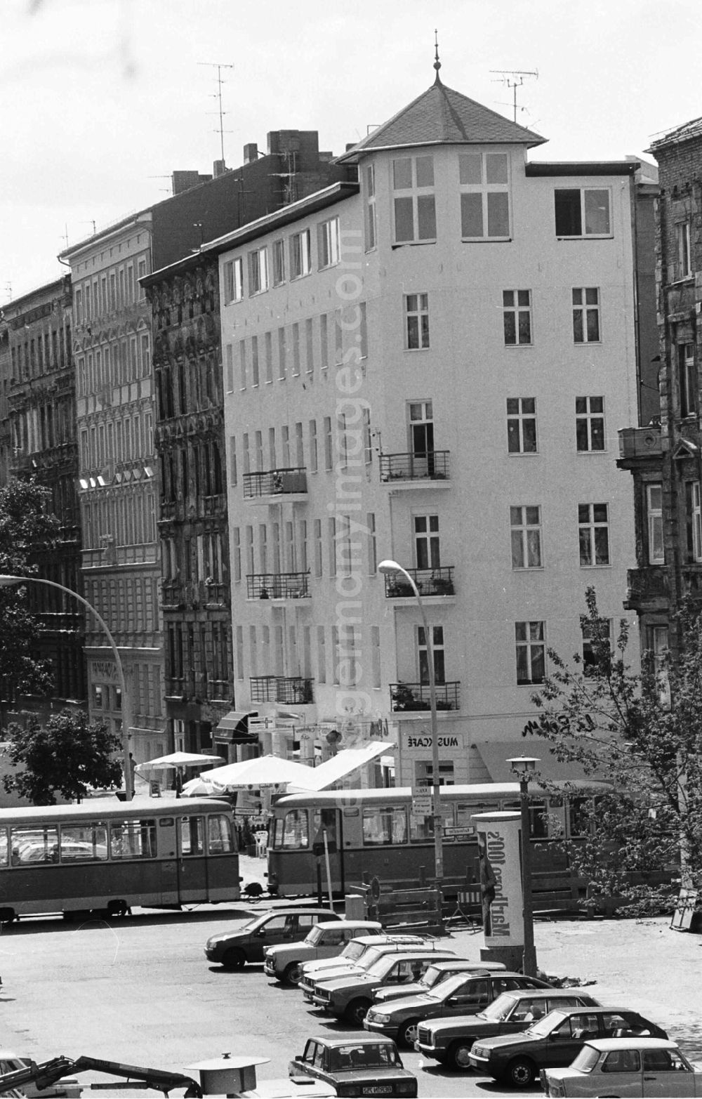 GDR photo archive: Berlin / Prenzlauer Berg - renovierte Altbauten in Prenzlauer Berg 29.07.92 Lange Umschlag 1