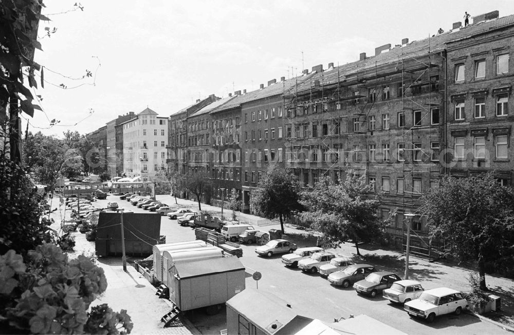 GDR picture archive: Berlin / Prenzlauer Berg - renovierte Altbauten in Prenzlauer Berg 29.07.92 Lange Umschlag 1