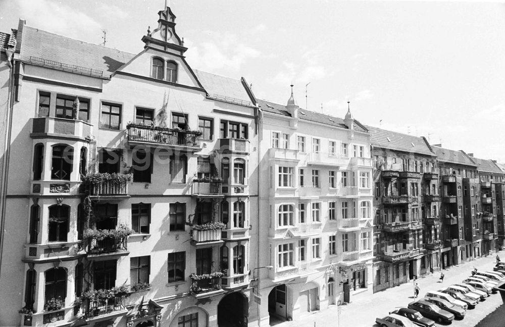 GDR photo archive: Berlin / Prenzlauer Berg - renovierte Altbauten in Prenzlauer Berg 29.07.92 Lange Umschlag 1