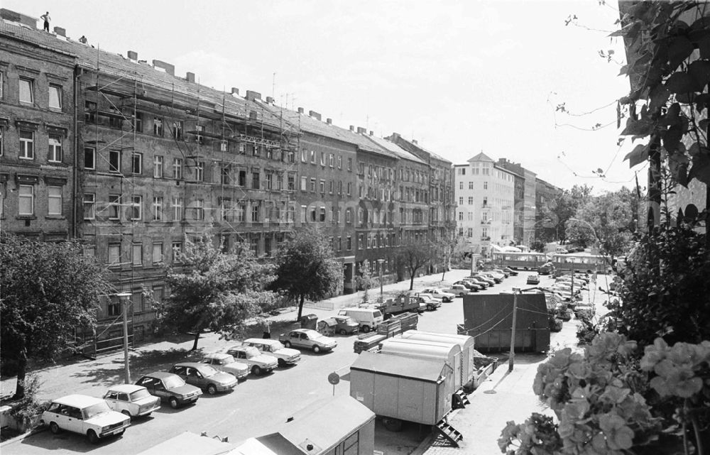 GDR photo archive: Berlin / Prenzlauerberg - renovierte Altbauten in Prenzlauer Berg 29.07.92 Lange Umschlag 1