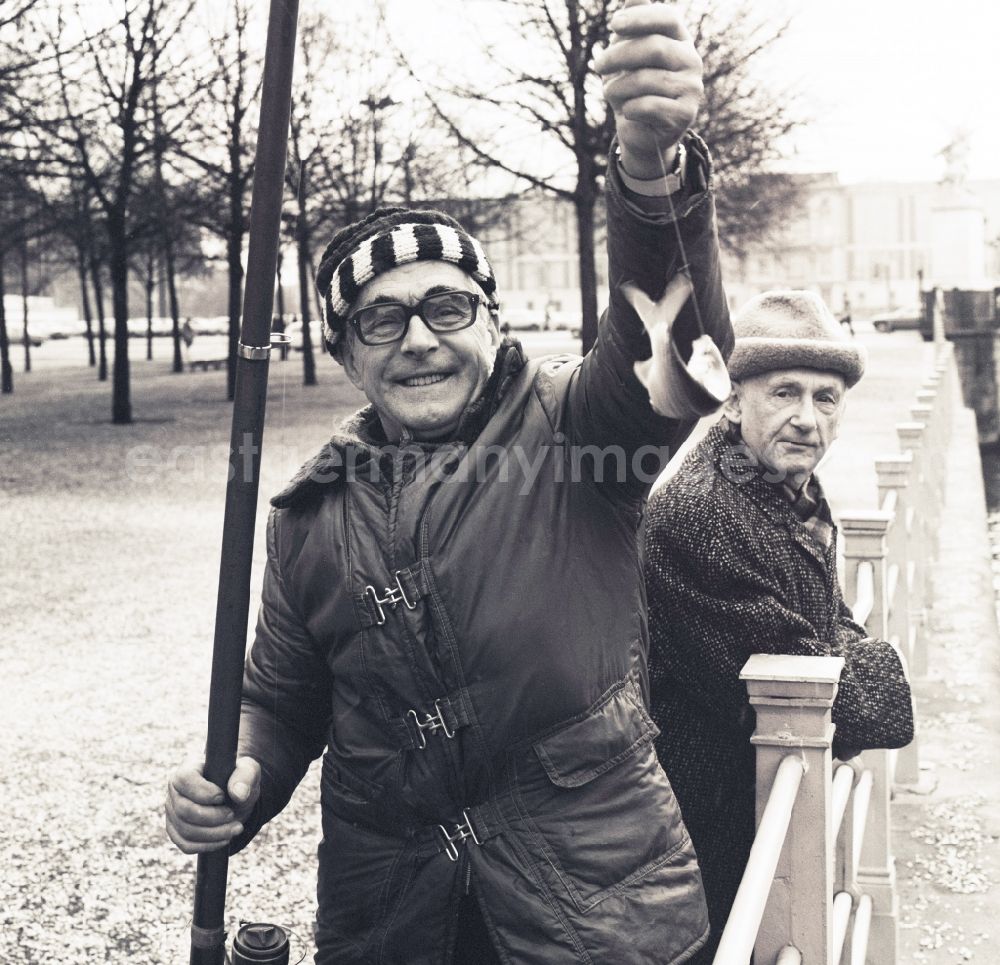 GDR picture archive: Berlin - Retirees while fishing in the Lustgarten on the River Spree in Berlin - Mitte
