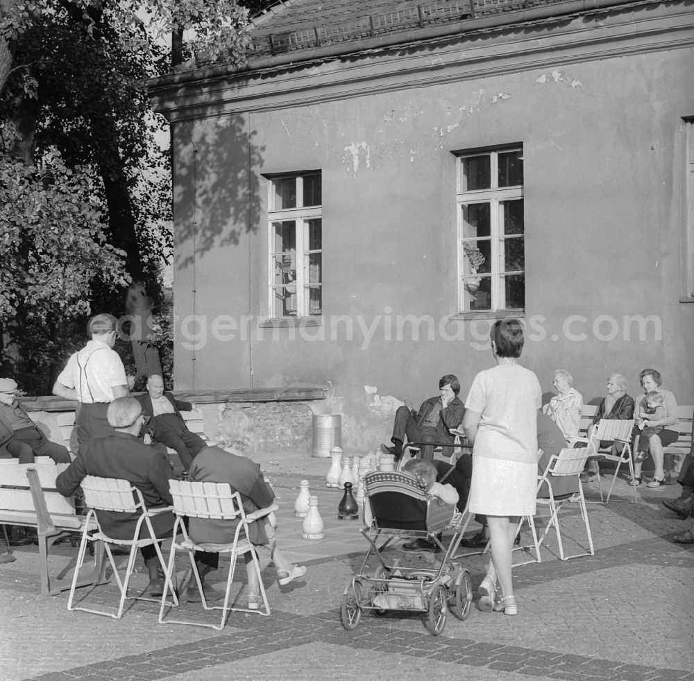 GDR photo archive: Berlin - Pensioners play chess with large pieces in the park of Koepenick Palace in Berlin, the former capital of the GDR, German Democratic Republic