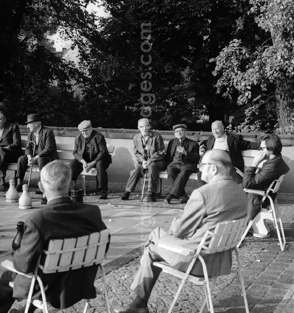 GDR picture archive: Berlin - Pensioners play chess with large pieces in the park of Koepenick Palace in Berlin, the former capital of the GDR, German Democratic Republic