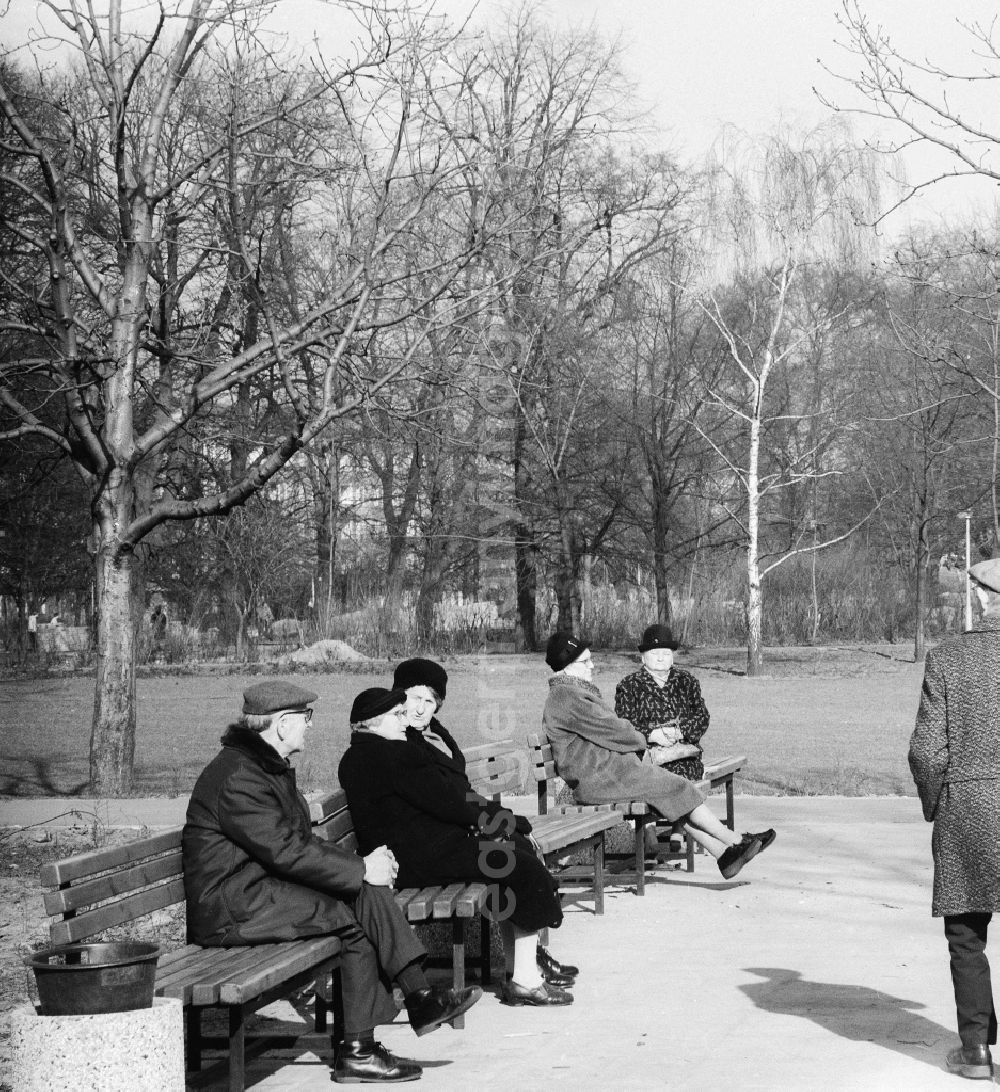 GDR image archive: Berlin - Pensioners sit on park-benches in the national park Friedrich's grove and enjoy the first sunrays in the spring in Berlin, the former capital of the GDR, German democratic republic