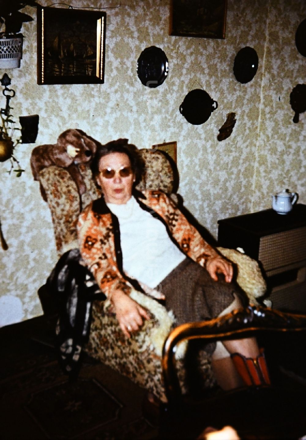 GDR picture archive: Friedrichroda - Pensioner in his apartment am Finsterberger Weg in Friedrichroda in the state Thuringia on the territory of the former GDR, German Democratic Republic