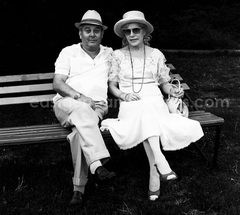 Berlin: Pensioner couple on a park bench in Berlin, the former capital of the GDR, German Democratic Republic