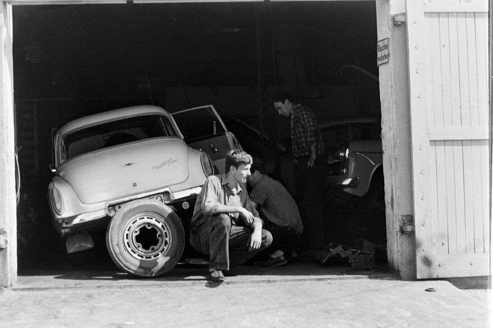 GDR image archive: Bückwitz - Wartburg 311 motor vehicle standing in a garage for maintenance and repair in Bueckwitz, Brandenburg in the territory of the former GDR, German Democratic Republic