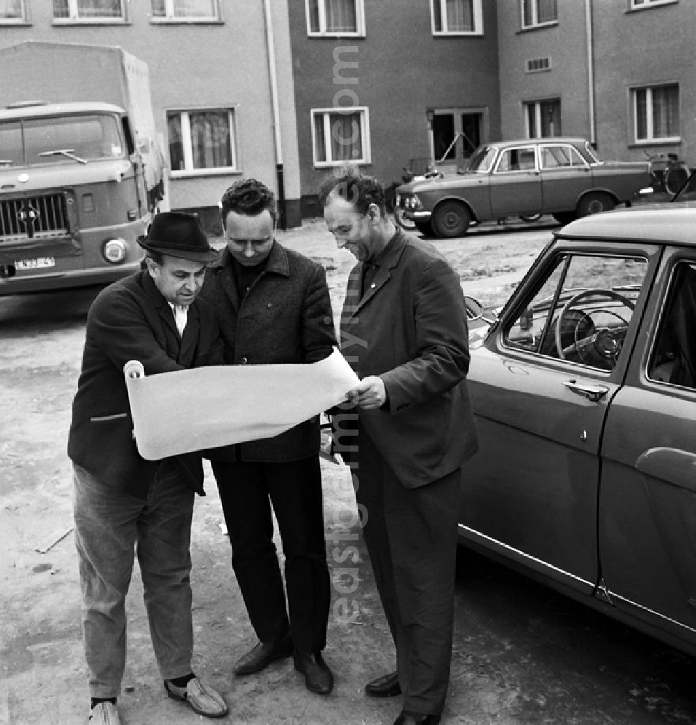 GDR photo archive: Rehfelde - Reportage von Hakenbeck in Refelde bei Strausberg mit dem Genossen K. H. Benndorf.