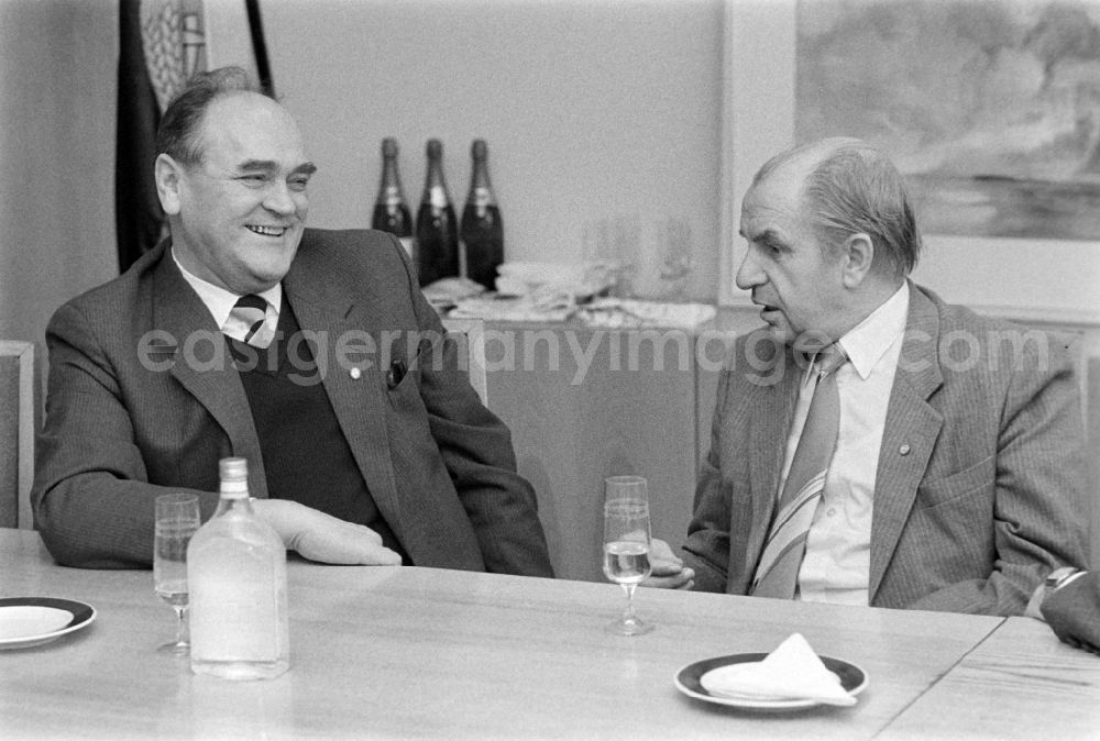 GDR picture archive: Berlin - 25 years Party Secretary Herbert Annas (left), Department Head FRG Federal Republic of Germany / Reporter ND Neues Deutschland in the Friedrichshain district of Berlin, the former capital of the GDR, German Democratic Republic