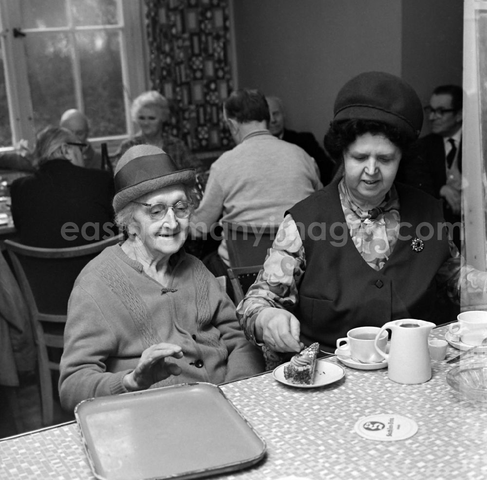 Leipzig: Senior citizens during a visit to a restaurant in Leipzig in the federal state of Saxony on the territory of the former GDR, German Democratic Republic
