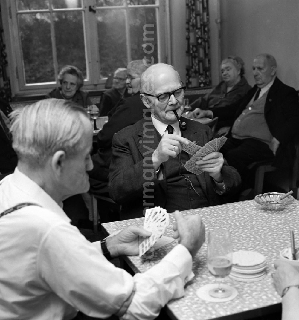 GDR image archive: Leipzig - Senior citizens during a visit to a restaurant in Leipzig in the federal state of Saxony on the territory of the former GDR, German Democratic Republic