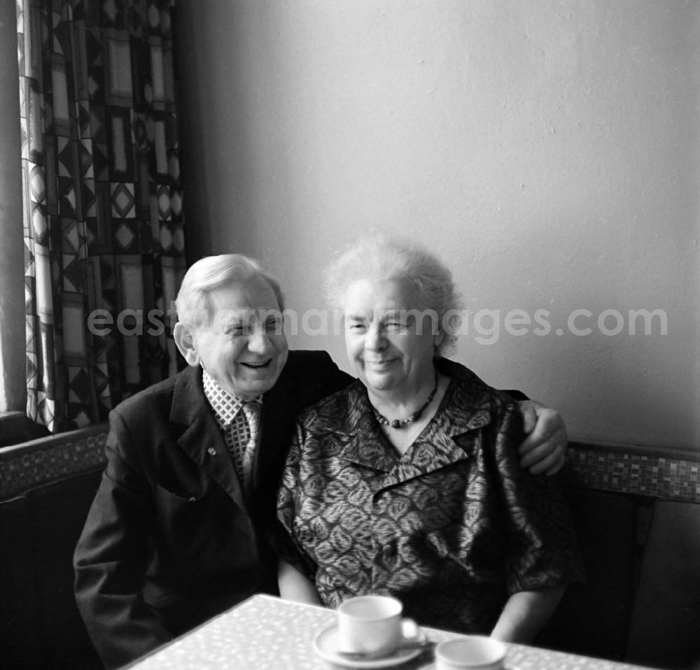 GDR picture archive: Leipzig - Senior citizens during a visit to a restaurant in Leipzig in the federal state of Saxony on the territory of the former GDR, German Democratic Republic