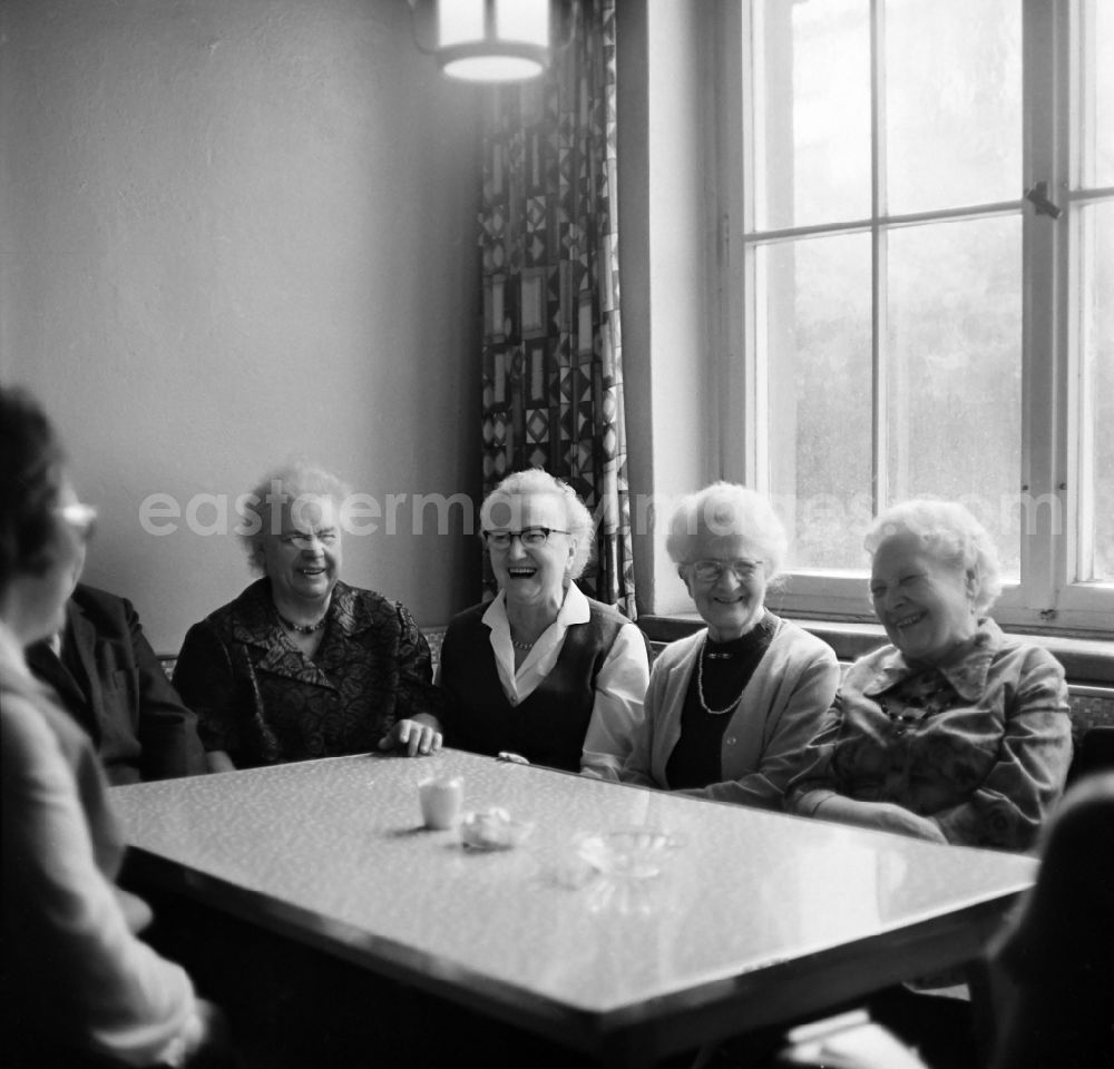 Leipzig: Senior citizens during a visit to a restaurant in Leipzig in the federal state of Saxony on the territory of the former GDR, German Democratic Republic