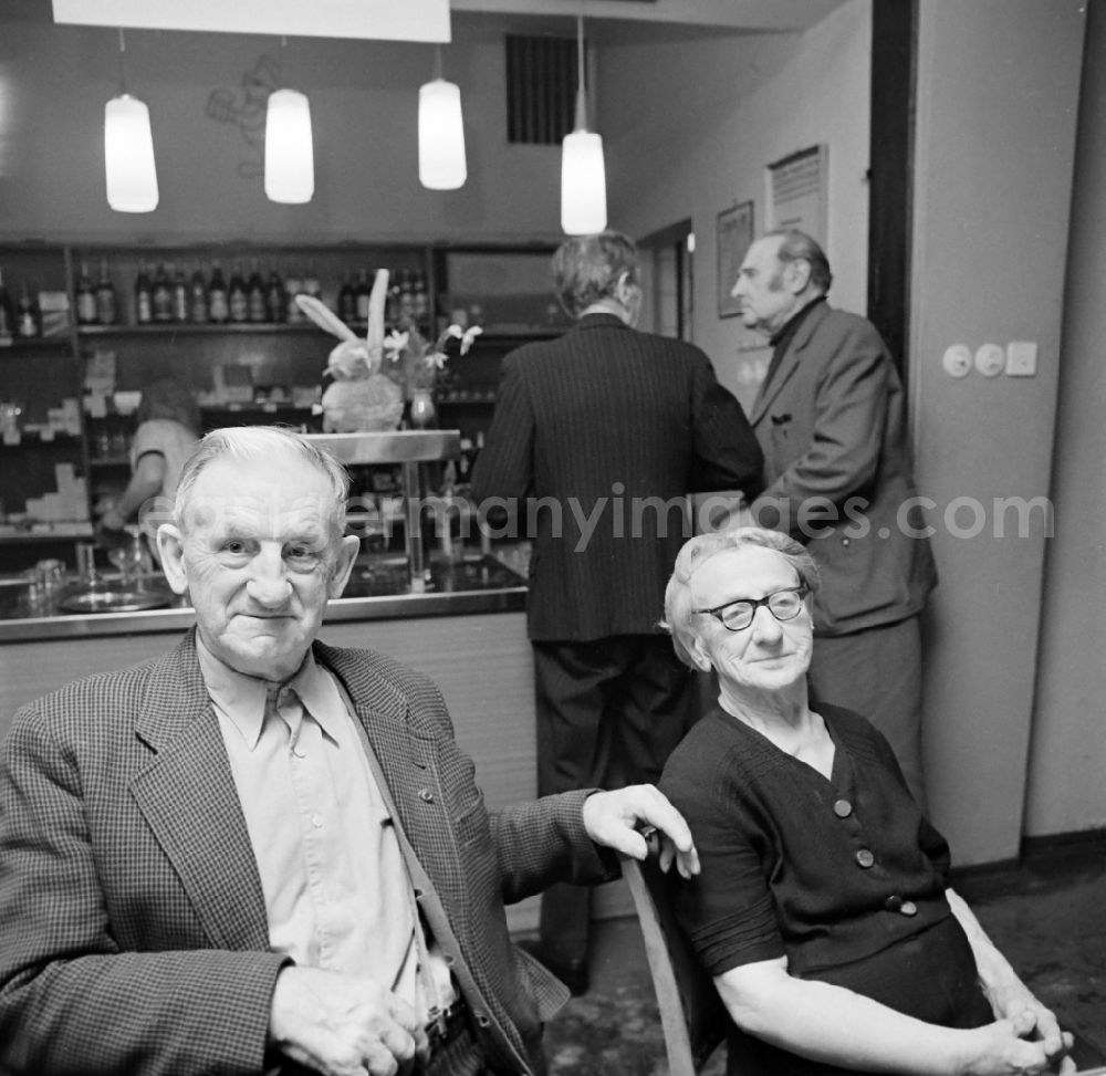 GDR photo archive: Leipzig - Senior citizens during a visit to a restaurant in Leipzig in the federal state of Saxony on the territory of the former GDR, German Democratic Republic