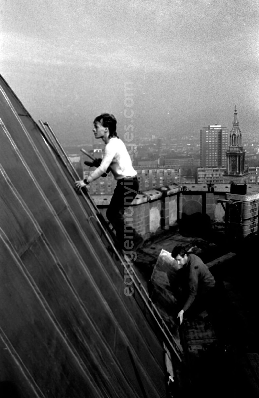 GDR photo archive: Berlin-Mitte - Restaurationsarbeiten am Roten Rathaus (Turmdach) 12.