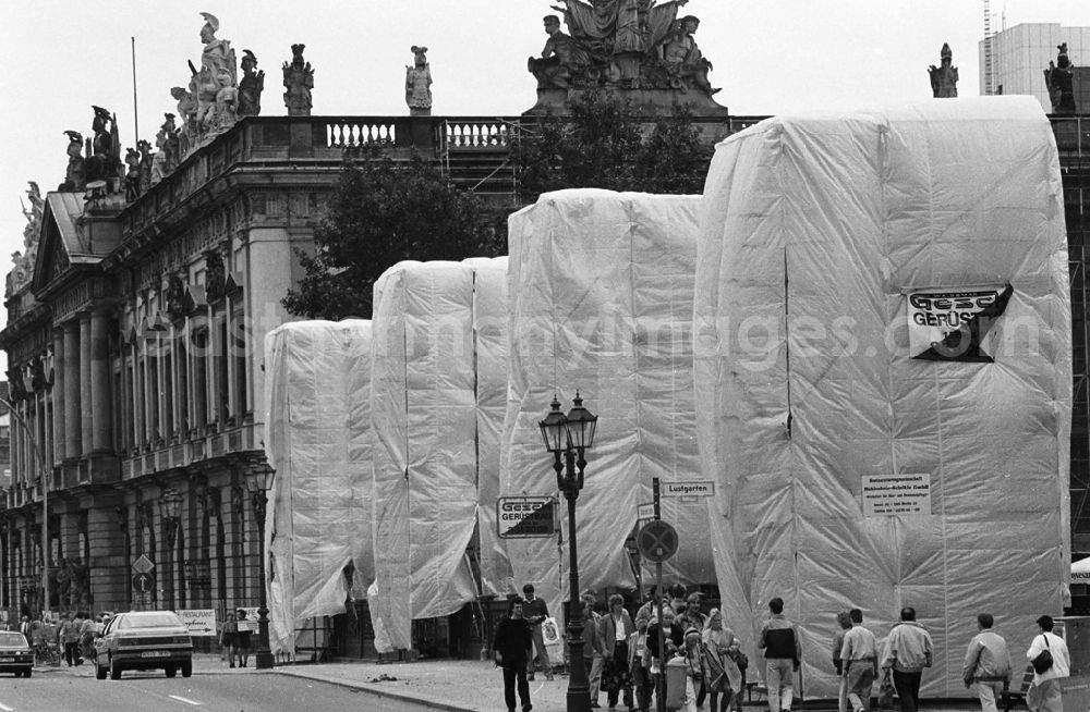 GDR picture archive: Berlin - Restaurierung der Skulpturen auf der Schloßbrücke beim Marstall 29.07.92 Lange Umschlag 1