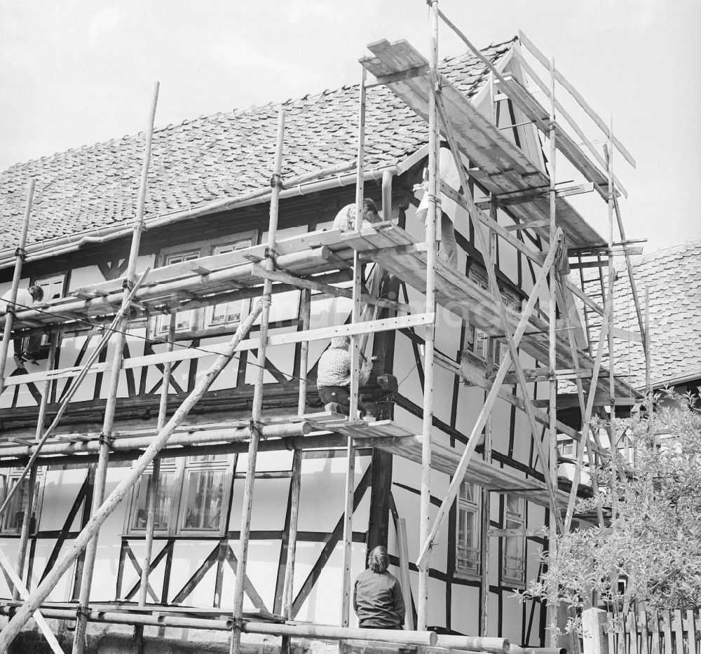 GDR picture archive: Treffurt - Restoration work on historic half-timbered houses in Treffurt in the state of Thuringia in the area of the former GDR, German Democratic Republic