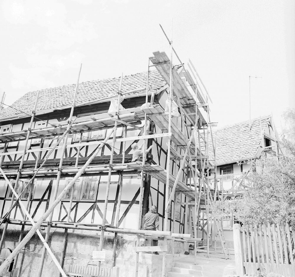 Treffurt: Restoration work on historic half-timbered houses in Treffurt in the state of Thuringia in the area of the former GDR, German Democratic Republic