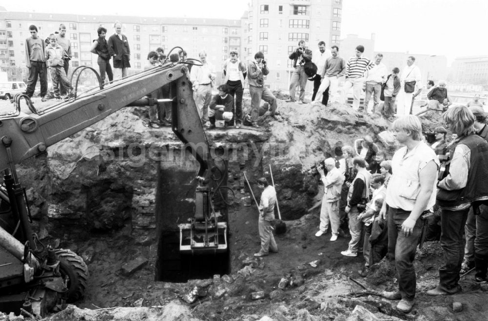 GDR picture archive: Berlin - Civil engineering exposure of the fragments and remains of the concrete bunker systems Fuhrerbunker - Reichskanzlei on Vossstrasse in the district of Mitte in Berlin East Berlin in the area of the former GDR, German Democratic Republic