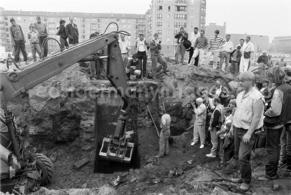 GDR photo archive: Berlin - Civil engineering exposure of the fragments and remains of the concrete bunker systems Fuhrerbunker - Reichskanzlei on Vossstrasse in the district of Mitte in Berlin East Berlin in the area of the former GDR, German Democratic Republic