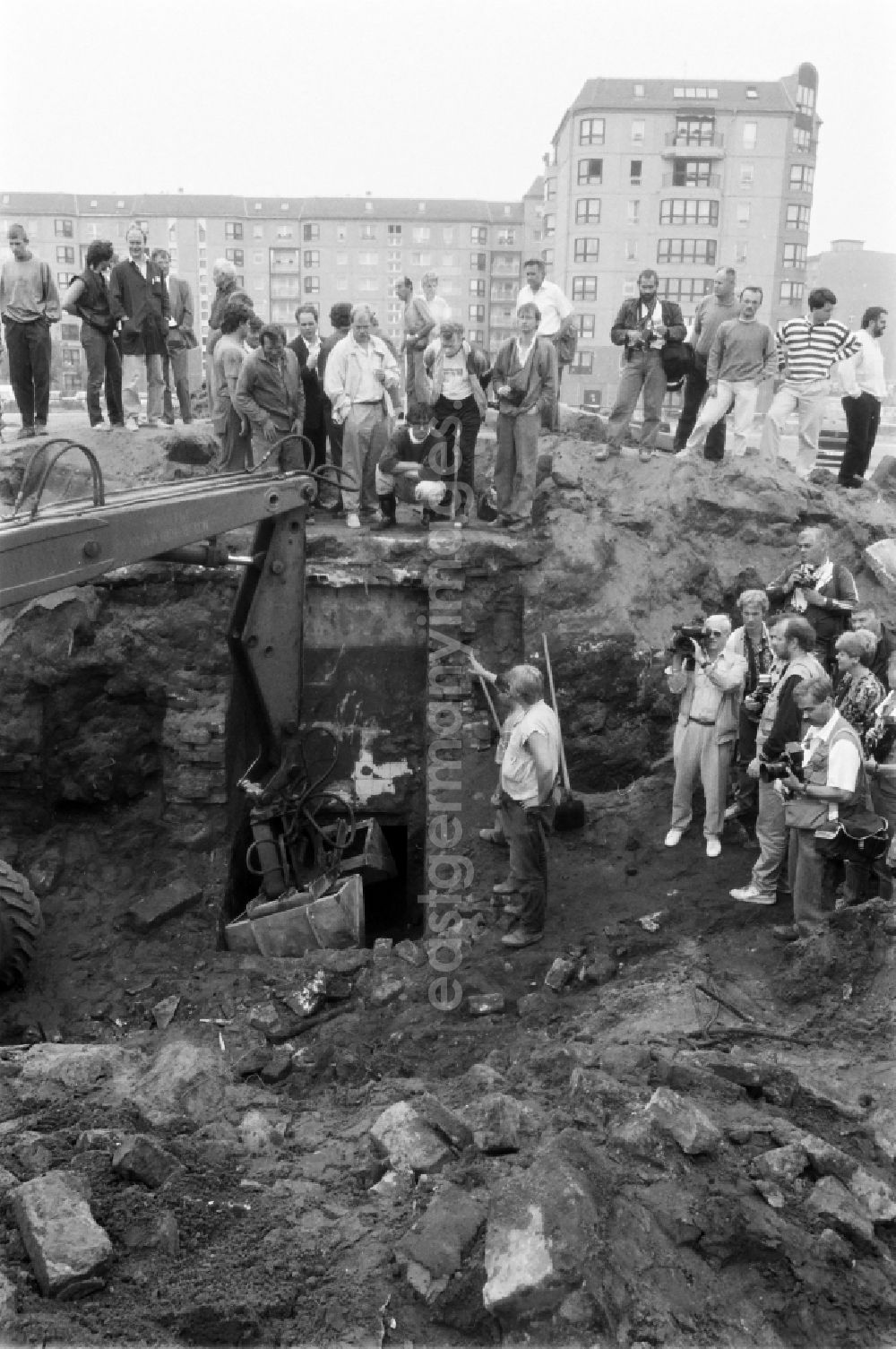 GDR image archive: Berlin - Civil engineering exposure of the fragments and remains of the concrete bunker systems Fuhrerbunker - Reichskanzlei on Vossstrasse in the district of Mitte in Berlin East Berlin in the area of the former GDR, German Democratic Republic