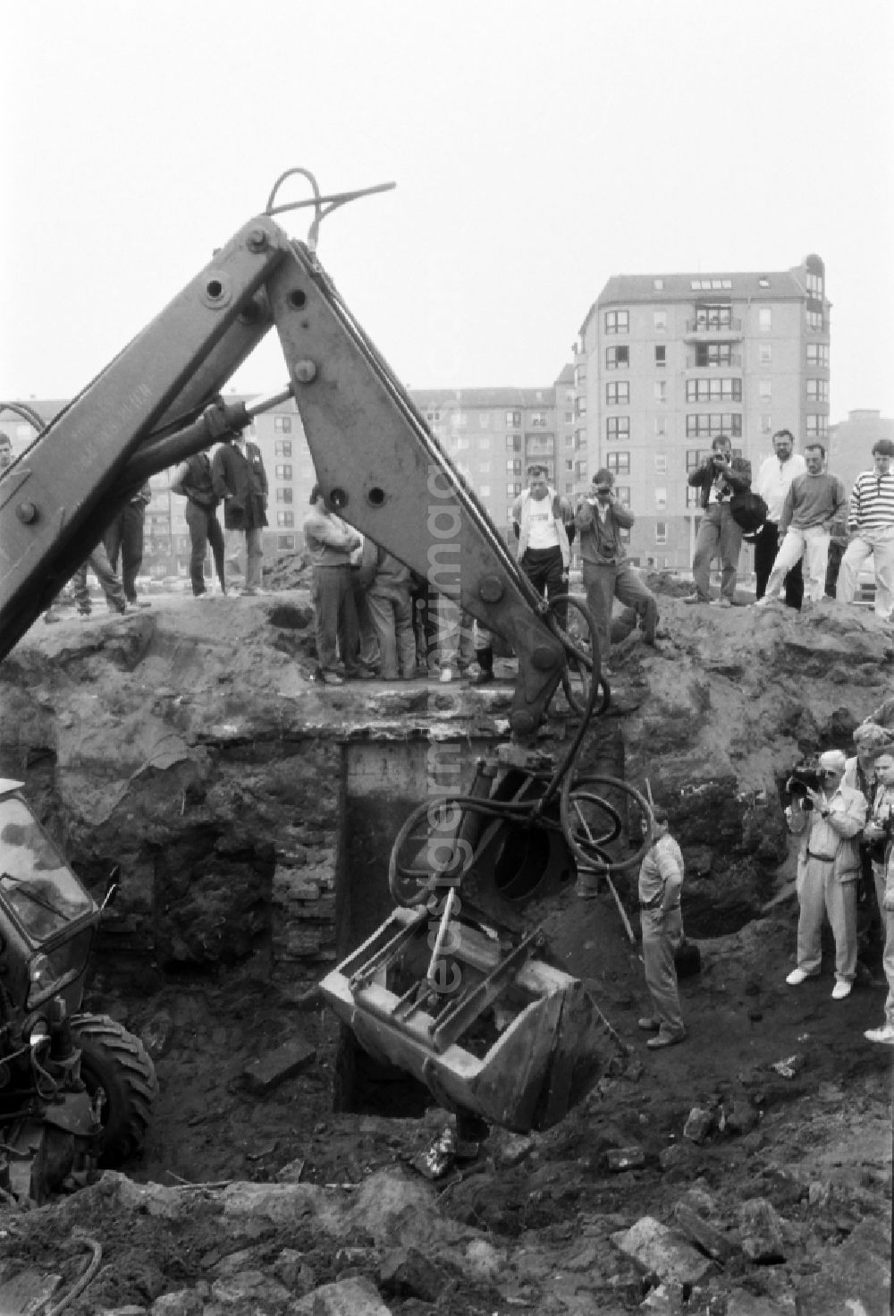 GDR photo archive: Berlin - Civil engineering exposure of the fragments and remains of the concrete bunker systems Fuhrerbunker - Reichskanzlei on Vossstrasse in the district of Mitte in Berlin East Berlin in the area of the former GDR, German Democratic Republic