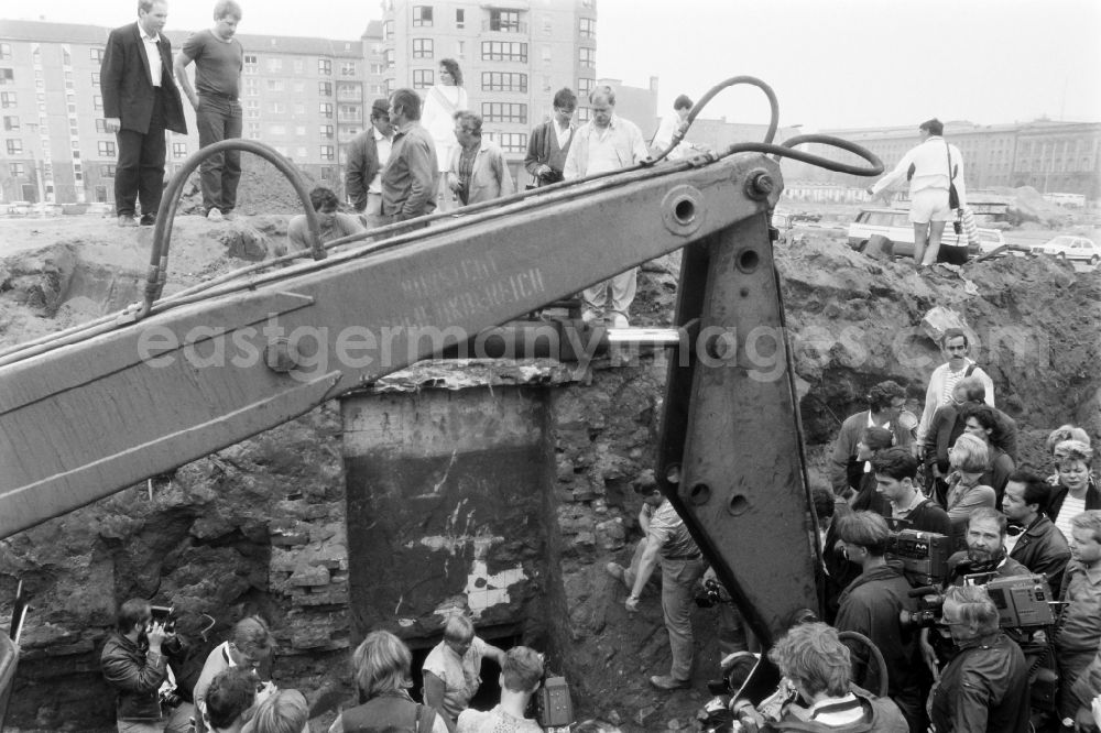GDR image archive: Berlin - Civil engineering exposure of the fragments and remains of the concrete bunker systems Fuhrerbunker - Reichskanzlei on Vossstrasse in the district of Mitte in Berlin East Berlin in the area of the former GDR, German Democratic Republic