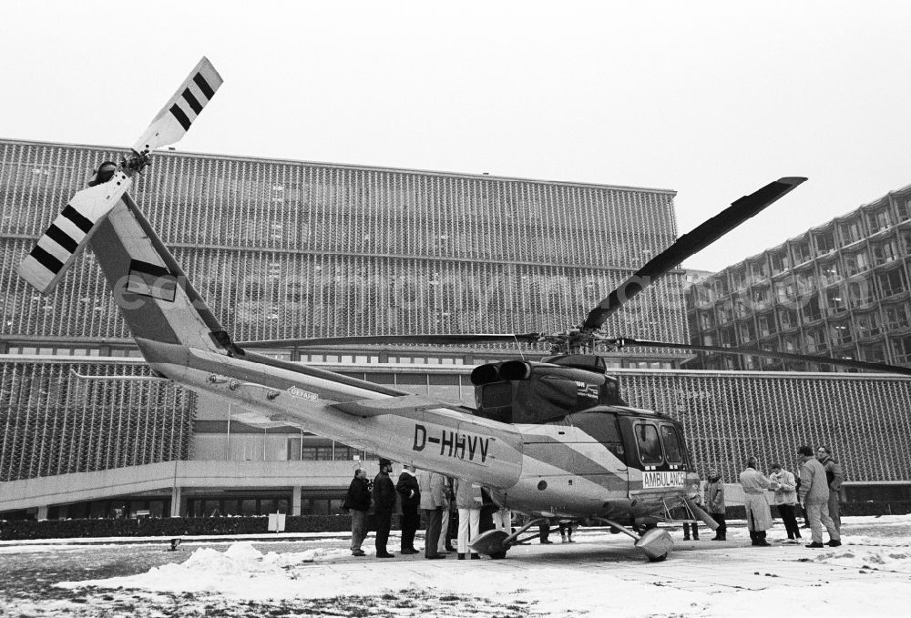 GDR image archive: Berlin - Rescue helicopter with the identification D-HHVV on the campus Benjamin Franklin (CBF)in Berlin, Federal Republic of Germany