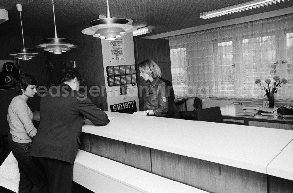 GDR image archive: Berlin - Reception at the youth tourist's hotel Egon Schultz in the animal park in Berlin, the former capital of the GDR, German democratic republic. Today one says animal park ABACUS hotel