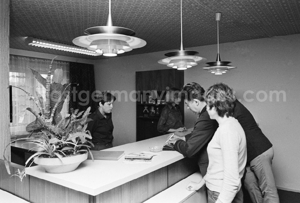 GDR photo archive: Berlin - Reception at the youth tourist's hotel Egon Schultz in the animal park in Berlin, the former capital of the GDR, German democratic republic. Today one says animal park ABACUS hotel