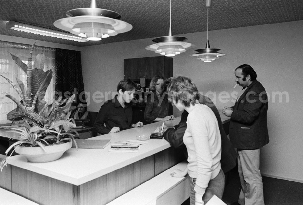 GDR picture archive: Berlin - Reception at the youth tourist's hotel Egon Schultz in the animal park in Berlin, the former capital of the GDR, German democratic republic. Today one says animal park ABACUS hotel